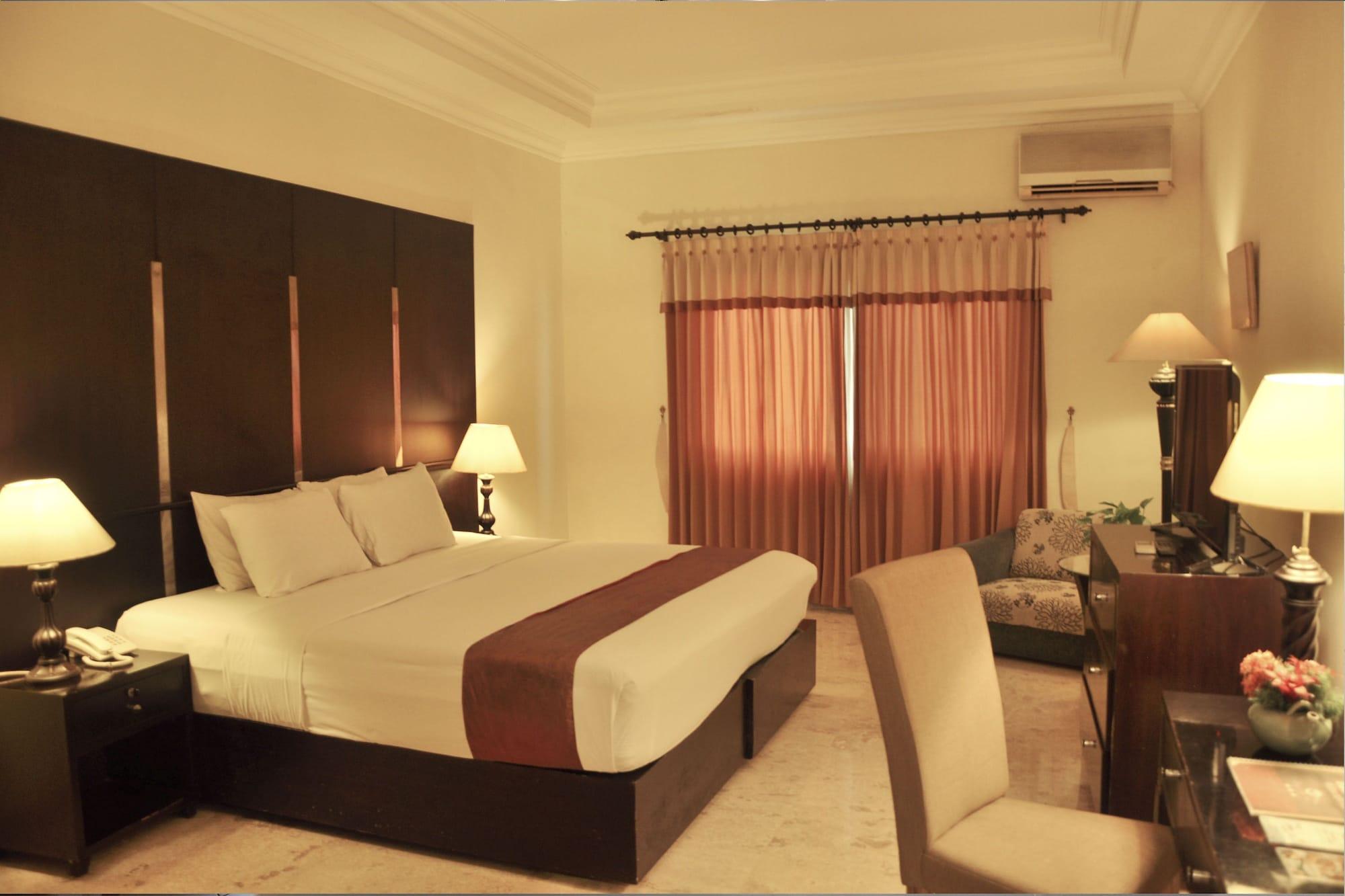 Royal Hotel Tretes Prigen Kültér fotó